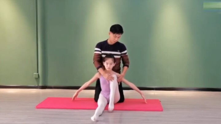 Ballet Little Goddess Leg-Raising Training