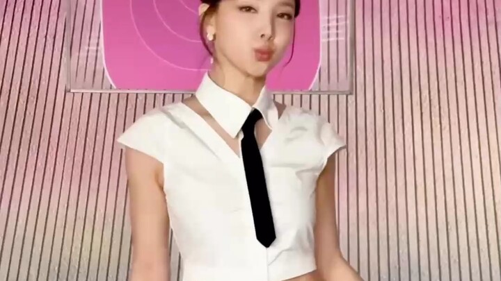 Thử thách nhảy hôm nay: TWICE + Hwang Ye-ji + izna + BABYMONSTER