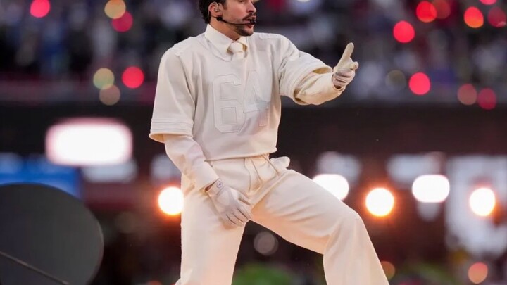 Anggota Partai Republik menyebut penampilan Super Bowl halftime Bad Bunny sebagai “cabul dan pornogr