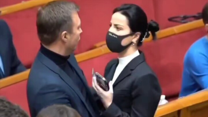 إطلالة الأخت الكبرى: نائبة روسية جذابة من مجلس الدوما تخطف الأضواء بجمالها الساحر.