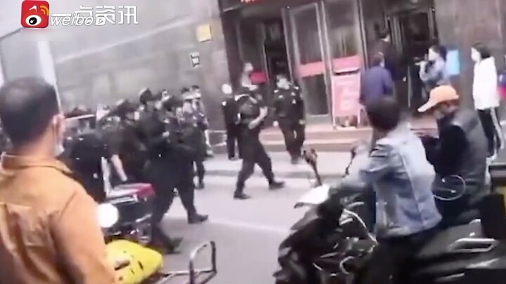 A large number of police officers armed with guns entered a mobile phone wholesale store in Zhengzho