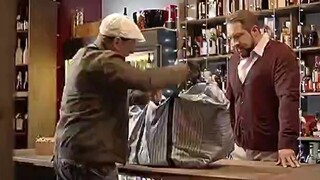 ขณะที่คนงานกำลังตกแต่ง กลับบังเอิญพบห้องเก็บไวน์หลังกำแพง