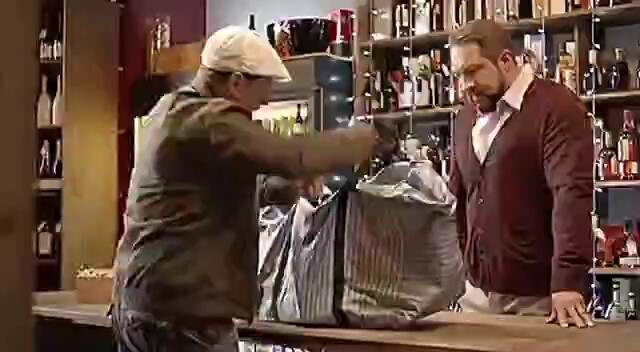 工人装修时，意外发现墙后酒库