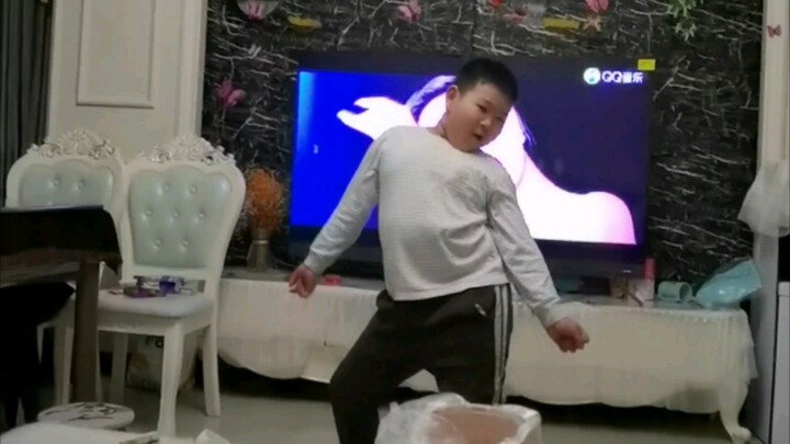 Con này nghịch quá