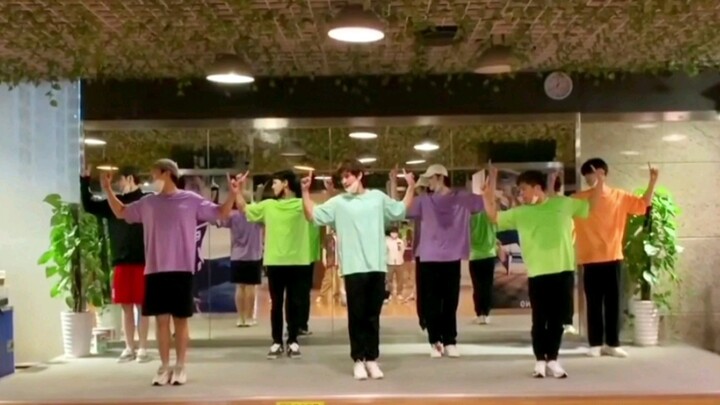 【تشانغ يوان】اضغط للمشاهدة كيف يرقص تشانغ يوان رقصة فرق الفتيات وينادي باسمك + ارفعني (تعديل طفيف)