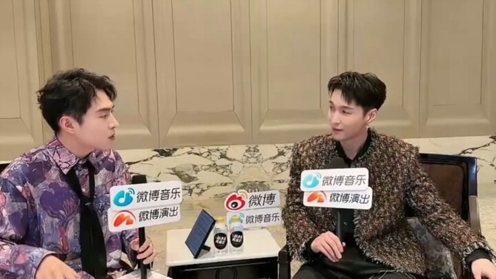 【จางอี้ซิง】หนึ่งเดือนก่อนเดบิวต์ เกิดอาการบาดเจ็บที่หลังจนต้องนอนพักอยู่บ้านกับไคเป็นเวลาหนึ่งเดือน 