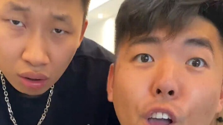 起猛了，室友竟吃扑克牌吃的津津有味，我是谁我在哪？