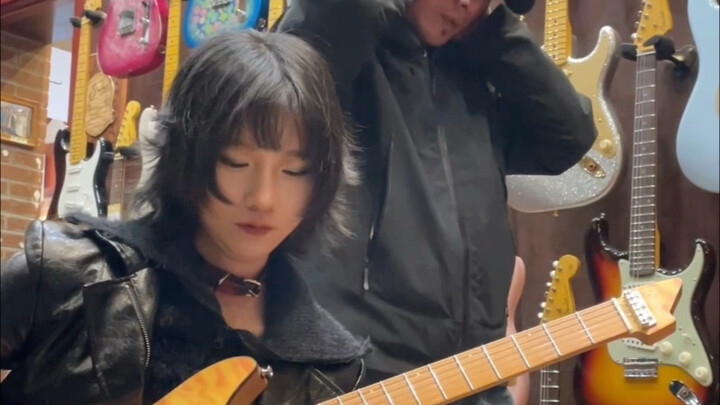 من يخبرني لماذا تفاعل موظف متجر الآلات الموسيقية هكذا؟