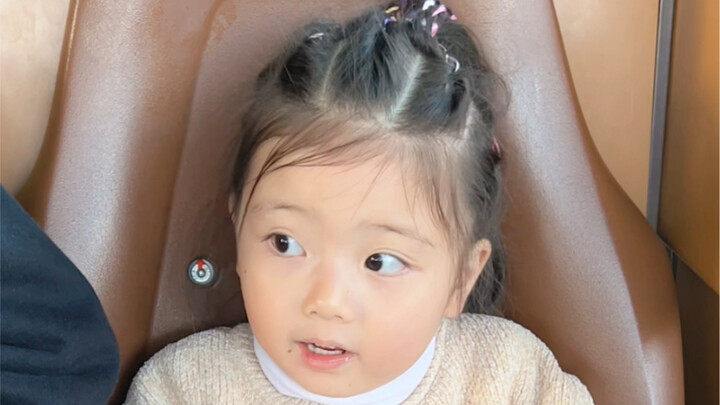 Em bé nhí siêu thích đi tàu lượn siêu tốc!