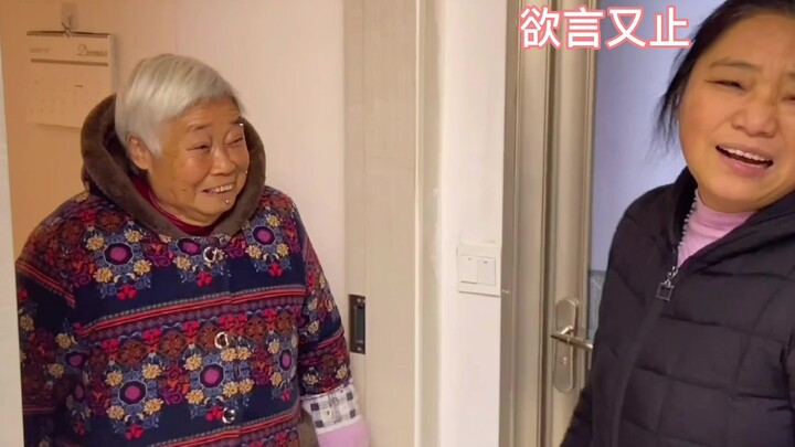 当妈妈看到外婆变成“摇滚女孩”，当场就崩溃了。