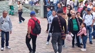 رائد تقليد المشي في كولومبيا، حقًا مذهل!