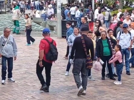 哥伦比亚走路模仿第一人，确实厉害