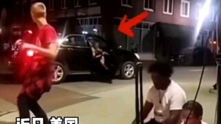 Một cậu bé ở Hoa Kỳ đang nhảy múa trên phố thì bị ai đó đấm mà không có lý do.