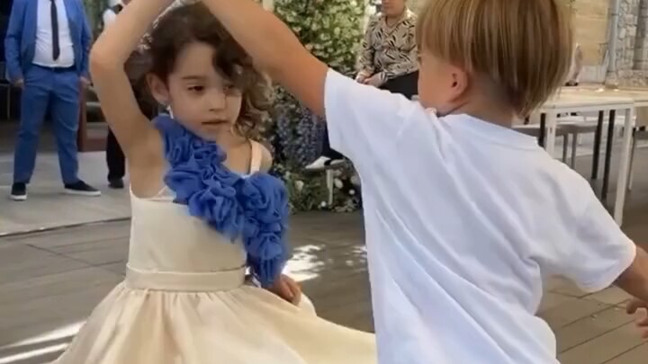 Bocah imut ini memang sudah dibekali bakat akting, sungguh luar biasa…