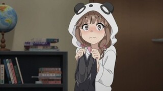 ใครจะต้านทานน้องสาวที่พูดมากได้? เธอยังชอบดูน่ารักในชุดแพนด้าด้วย!