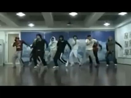 فيديو استوديو التدريب الوحيد لخمسة أعضاء فرقة توتو مع سماء زرقاء وسحب بيضاء | بيربل لاين