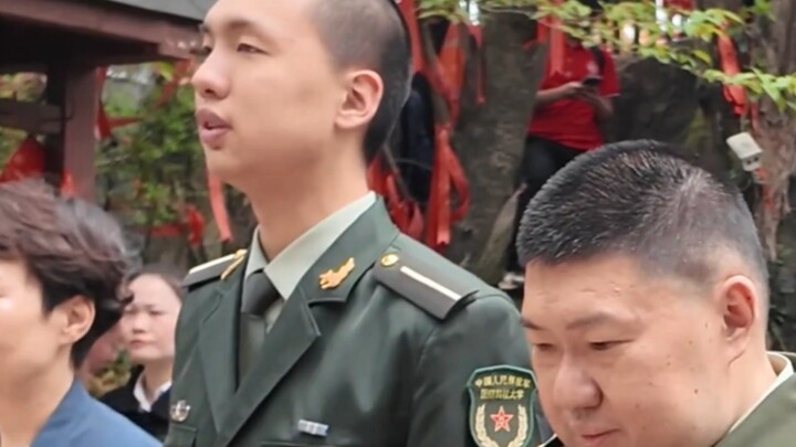 Cicit laki-laki Presiden Mao, Mao Dongdong, dan cicit perempuan Presiden Mao, Mao Tianyi, bersama ay