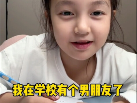 Hôm qua về nói rằng ở trường đã có 5 bạn trai và 11 bạn gái rồi🙂