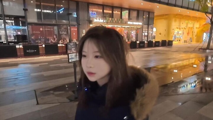 She’s different! On a date with the “crazy girl,” she says she wants to eat street food.