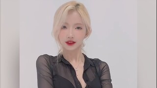 4K Xu Ying (jam) mengenakan gaun kasa hitam
