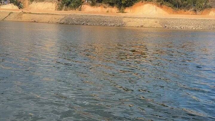 不要看一个人最得意时的样子，而是看他最失意，或在利益面前的心态，情绪，品行及态度，在关键时刻表现出来的人格底线。