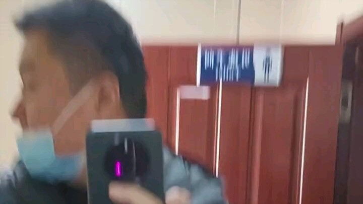 Ngay cả đi vệ sinh cũng lén tập boxing.