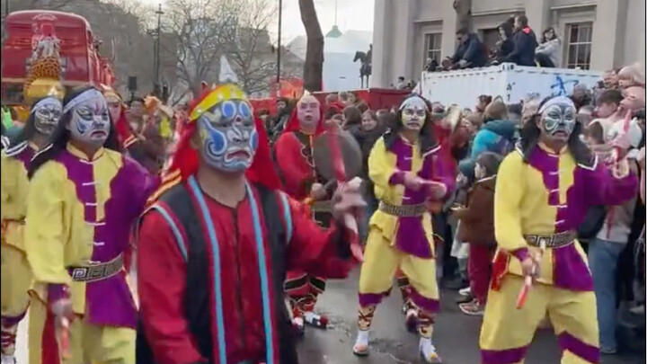 Tarian Yinggong Chaoshan tampil di jalan-jalan London, Inggris