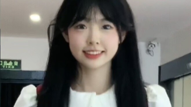 The innocent girl has arrived! Her preppy outfit is so sweet! !