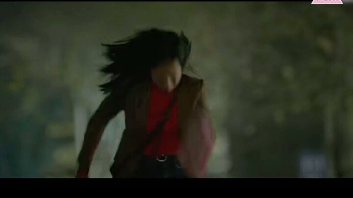 Jisoo really knows how to run, hahahaha! You can tell at a glance that it’s Sooyoung in this pose.
