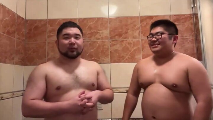 Gấu béo thích tắm lắm. Da của nó rất đẹp.