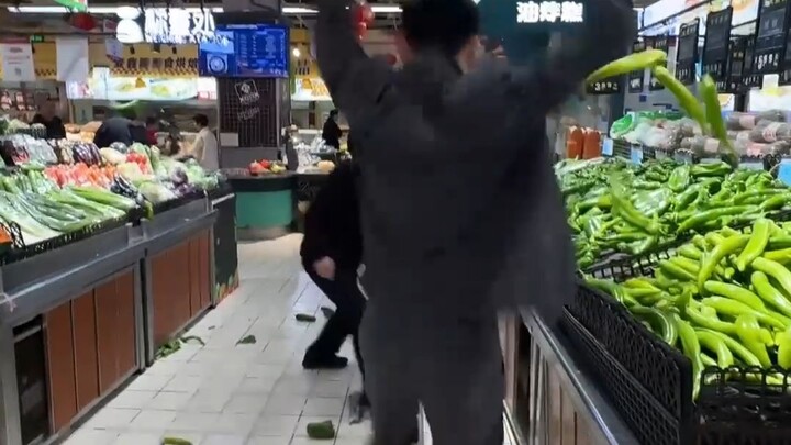 [Homo Sapiens TV] So thoughtful—even knows to “offer tribute” to mom and dad at the supermarket!