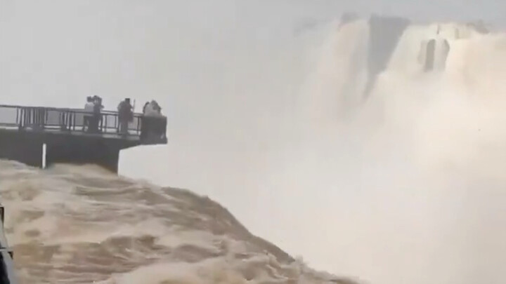 Thác Iguazu nằm ở biên giới giữa Argentina và Brazil: Đường đi bộ trên miệng tử thần