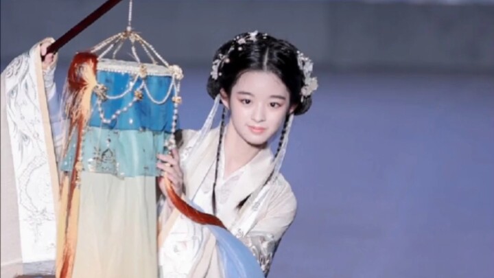 Thiên thần nhỏ mặc hán phục trình diễn catwalk