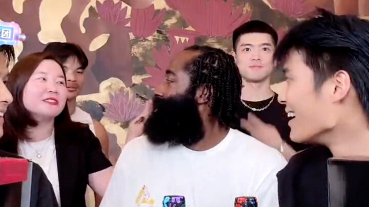 Harden bất ngờ xuất hiện trong livestream của Tiểu Dương Ca, chỉ trong 5 giây đã bán hết sạch 10.000
