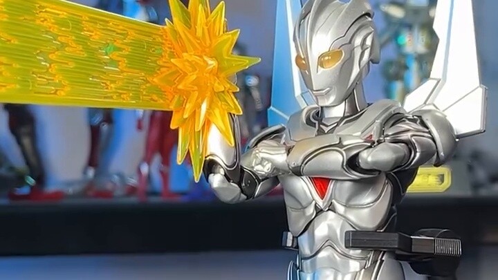 Ultraman legendaris akhirnya muncul dalam versi legendaris