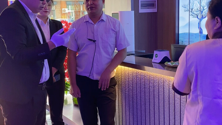 Manajer lobi pergi ke toko baru untuk mendemonstrasikan