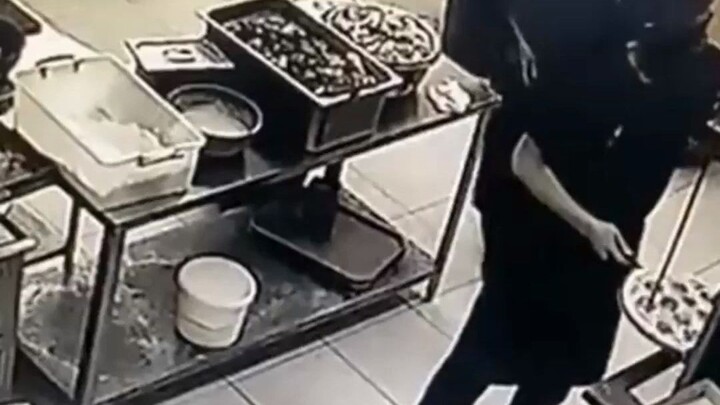 Tay nghề đỉnh! Chiếc pizza vừa ra lò được nhân viên đón gọn bằng tay không, kết quả là một người thì