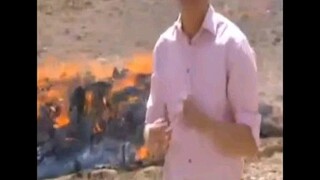 เควนติน ซอมเมอร์วิลล์ นักข่าวบีบีซี รายงานข่าวบริเวณที่เผาเฮโรอีน