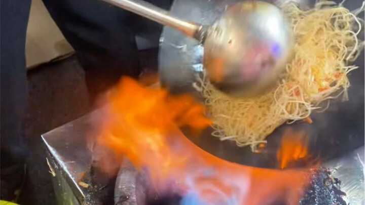 Mie goreng di jalan-jalan Shenzhen saat dini hari, aksi ekstrem dari Master Bozai, satu porsi per me