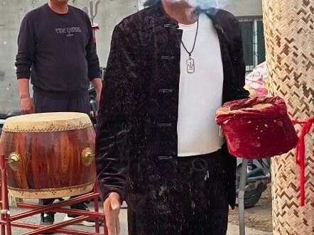 Cao thủ ở chốn dân gian: Ảo thuật cổ xưa biến cưa gỗ thành phun lửa