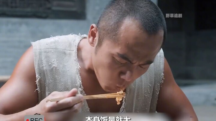 Người làm công ăn trưa buffet, chỉ được ăn tại chỗ chứ không được mang về. Thế mà ông lão này nghĩ r