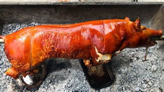 Xem Cách Người Ta Quay Heo Giòn Da Nguyên Cả Con, Thịt Mềm Và Thấm Gia Vị