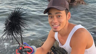 During the summer low tide, I picked up a lot of sea urchins on the beach, and realized the freedom 