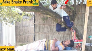 แกล้งงูปลอม ! กับปฏิกิริยาตลกสาธารณะ Mad Guy Snake Prank พยายามอย่าหัวเราะ