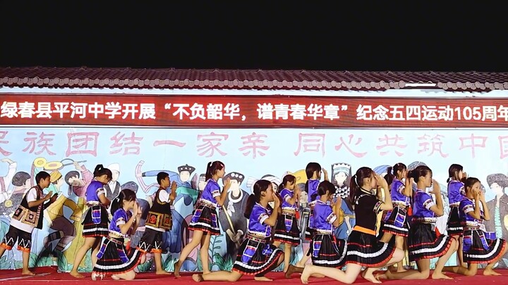 Học sinh trung học chân trần biểu diễn điệu múa “Dĩ Độ Sơn Ca”