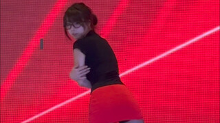 [EXID-DDD] Mengenakan kacamata merah dan hitam sangat berwibawa