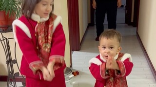 我家两个崽第一次体验放花 没想到区别这么大