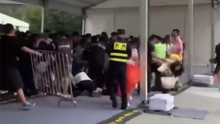 Fan TFBOYS xông vào quẹt thẻ khiến máy kiểm tra an ninh bị húc đổ trong concert!