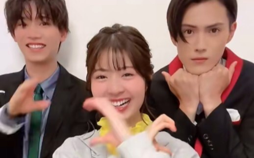 Versi tim tiga orang rubah kutub dari bocah lelaki imut itu