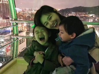 Yue'er, don't forget Mom's love. These are all traces of her affection for you; when you miss her, r